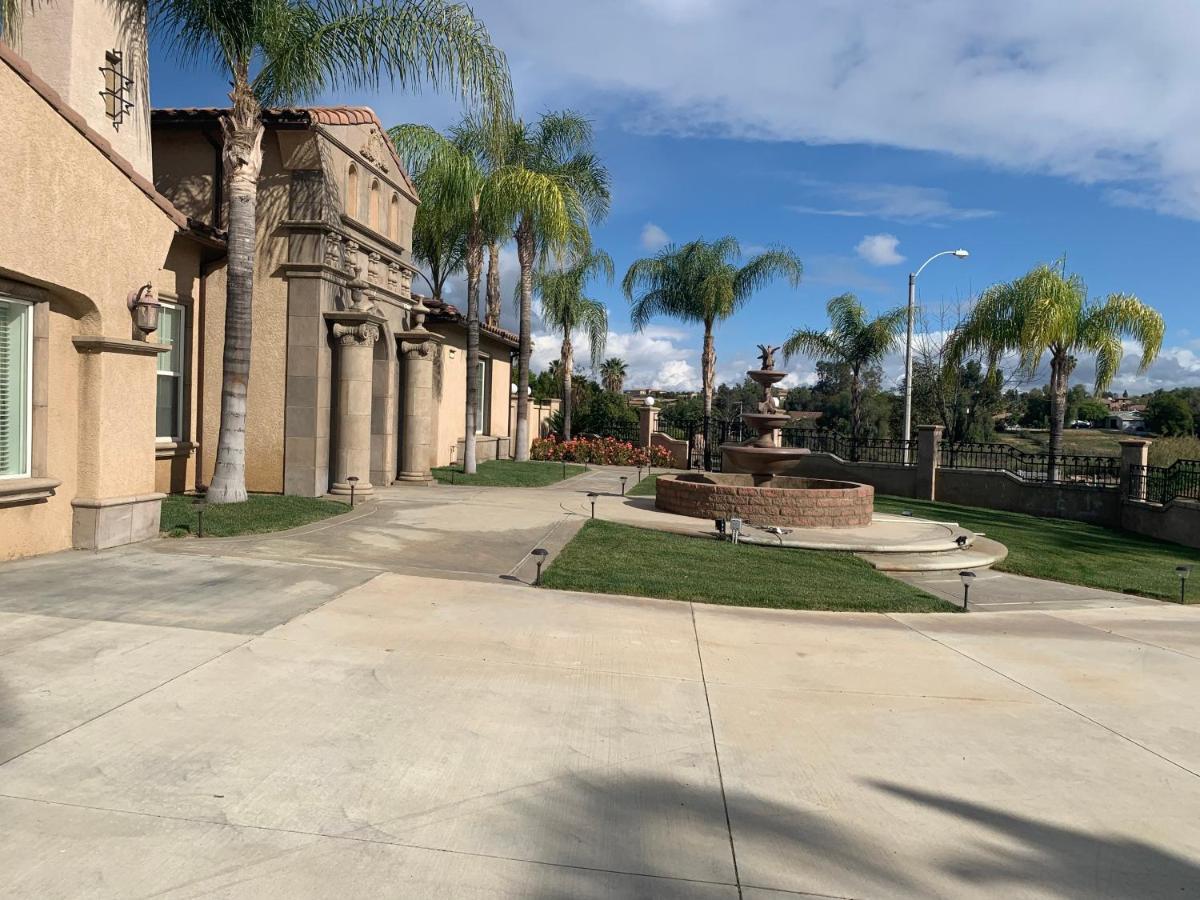 Luxhome Suites N Villa Riverside Exterior photo